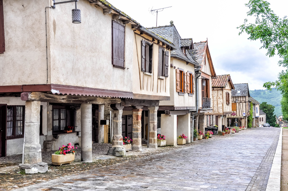 The old Najac is elongated on a mountain spur, dozed off under the roofs of slate in the shadow of the castle towers